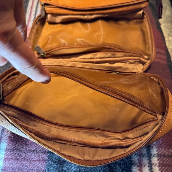 REDHEAD Men’s Soft Zip-around Caramel Colored Leather Toiletry Bag - Pre-owned - Picture 8 of 15